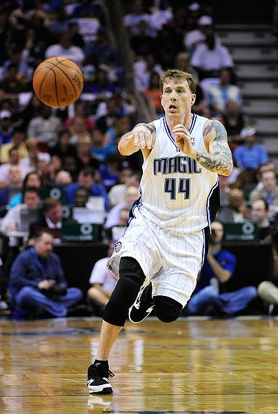 布兰登·威廉姆斯成奇兵，追平赛季最高得分，独行侠战胜火箭